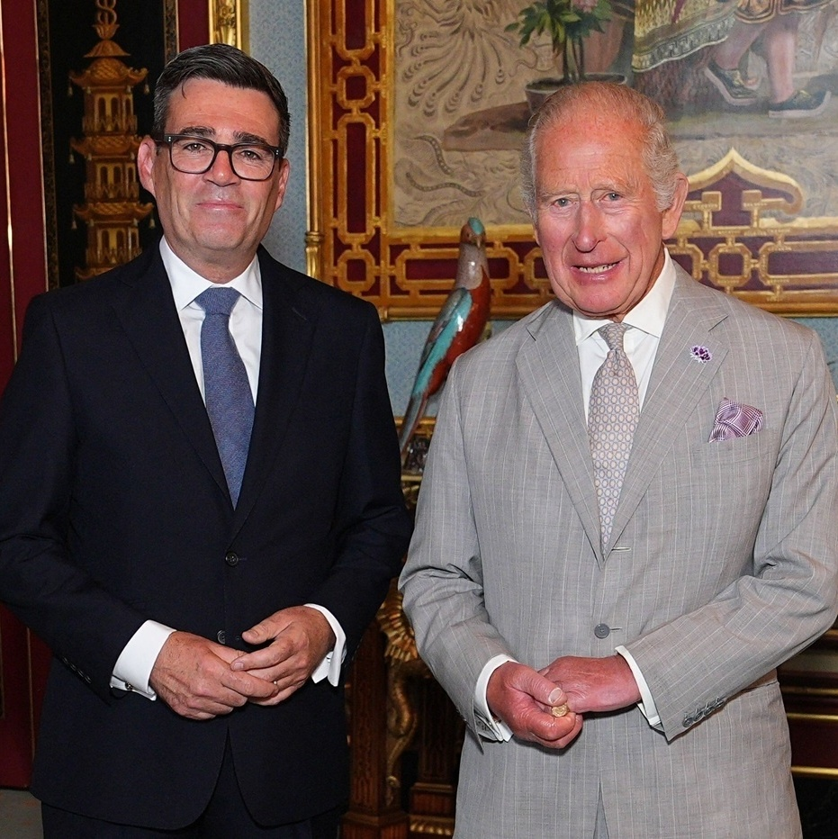 Andy Burnham assume como primeiro-ministro do Reino Unido após encontro com rei Charles III