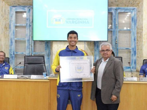 Mesa-tenista Thiago Benedito Castro recebe homenagem por trajetória de destaque no esporte em Varginha