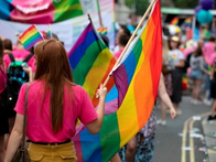 Empresa de cartões é condenada a indenizar trabalhadora trans por discriminação durante contrato de experiência em Guaxupé