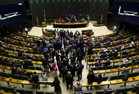 Câmara Aprova Urgência para Projeto que Revoga Aumento do IOF