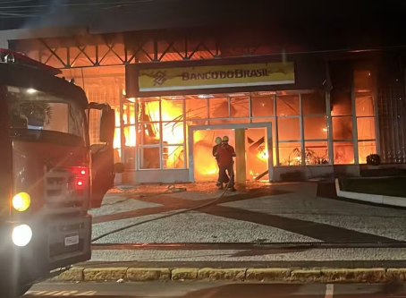 Incêndio destrói agência bancária em Jacutinga