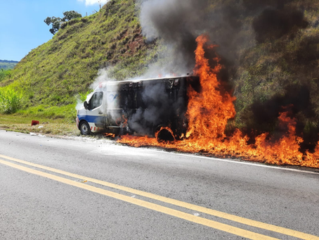 Incêndio destrói ambulância da concessionária EPR na MG-290, em Ouro Fino