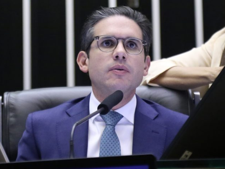 Hugo Motta suspende reuniões de comissões para conter apoio a Bolsonaro durante recesso na Câmara