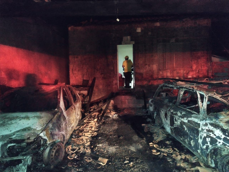 Moradores escapam de incêndio que consumiu casa e carros em Andradas