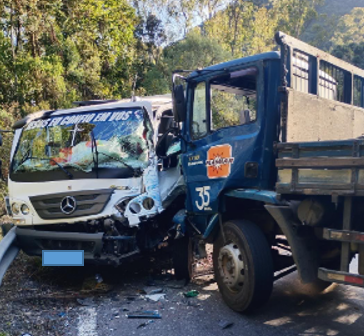 Bombeiros realizam desencarceramento de vítima em grave acidente entre caminhões no Sul de Minas