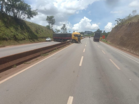 Acidente com carreta causa grande lentidão na Fernão Dias, na Serra de Igarapé