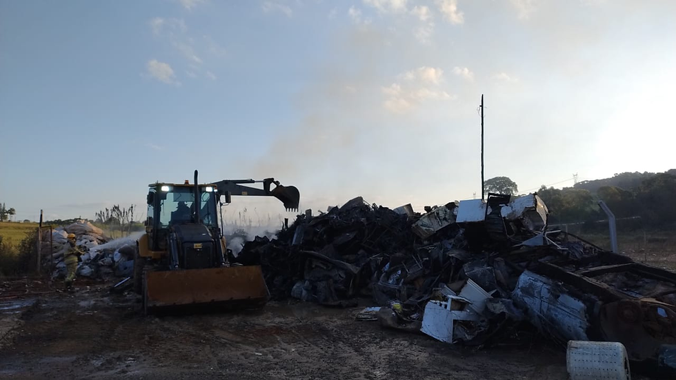 Incêndio de grandes proporções destrói pátio de recicláveis e mobiliza bombeiros em Nova Resende