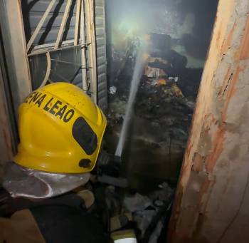 Incêndio em residência abandonada assusta moradores do bairro Resende