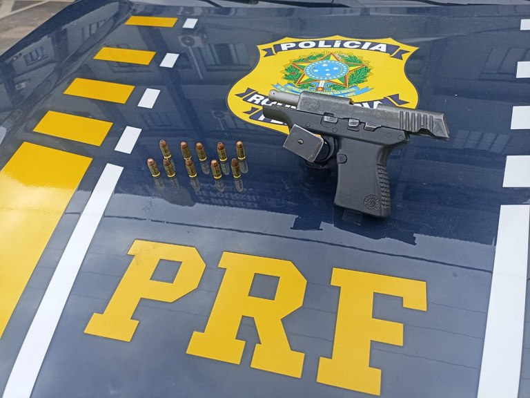 Homem é flagrado com arma de fogo e preso pela PRF em Caratinga