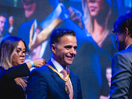 Gustavo Chalfun é homenageado com medalha por atuação em defesa dos municípios