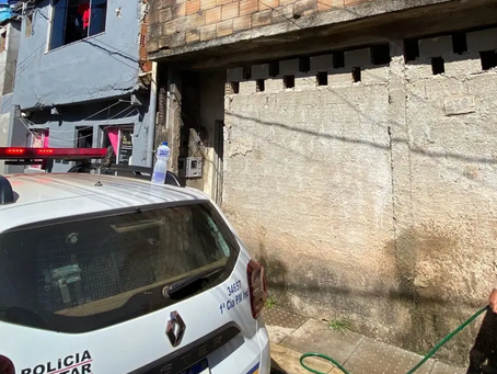 PM arromba casa e salva mulher em surto durante incêndio no Jardim Canadá, em Nova Lima