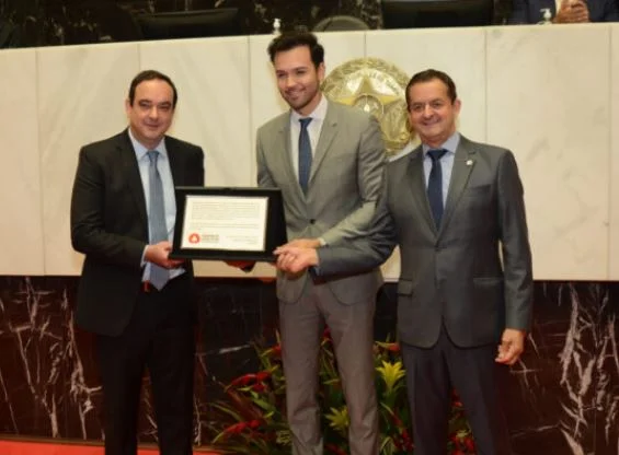 Flávio Roscoe com o deputado Tadeu Leite, presidente da ALMG, e o deputado Antônio Carlos Arantes, durante homenagem à instituição.
