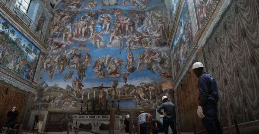 Imagens revelam reformas na Capela Sistina antes da escolha do novo papa