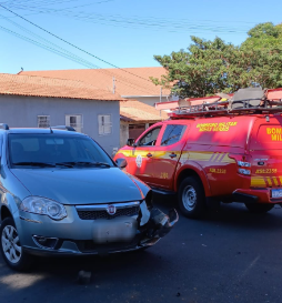Mãe e filha ficam feridas em colisão entre moto e carro em Alfenas