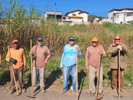 Prefeitura realiza serviços de limpeza urbana em diversos bairros de Varginha nesta sexta-feira