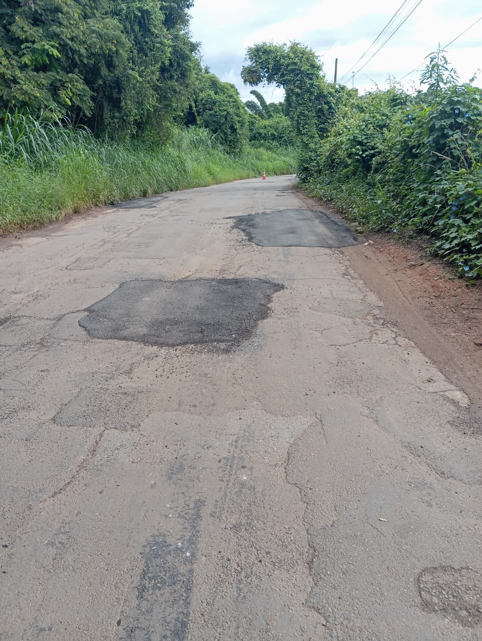 Equipes realizam manutenção asfáltica na Estrada da Flora nesta quinta-feira em Varginha