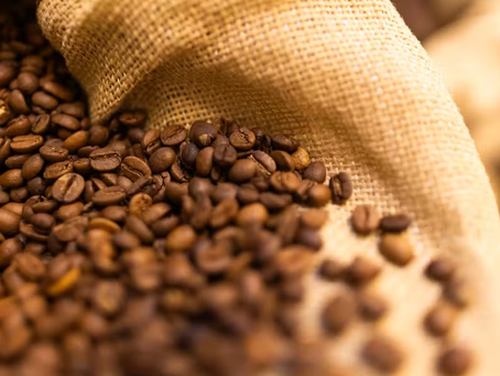 Preço do café deve recuar com safra recorde, mas não por tarifas de Trump, diz Abic