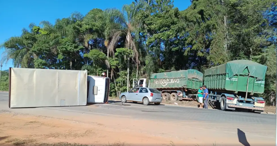 Colisão entre caminhões deixa dois feridos na MG-179, em Pouso Alegre