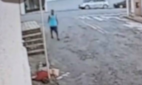 Agressão brutal: Câmeras flagram momento em que idoso é empurrado de escada e sofre lesões cerebrais