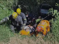 Homem fica preso em carro após falha nos freios e é resgatado pelos bombeiros em Maria da Fé