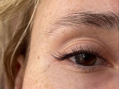 Пʼять дієвих лайфаків як ніколи не мати довгі вії і густі брови