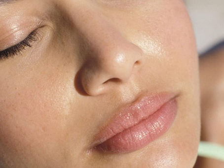 Як прибрати жирний блиск з обличчя влітку? 