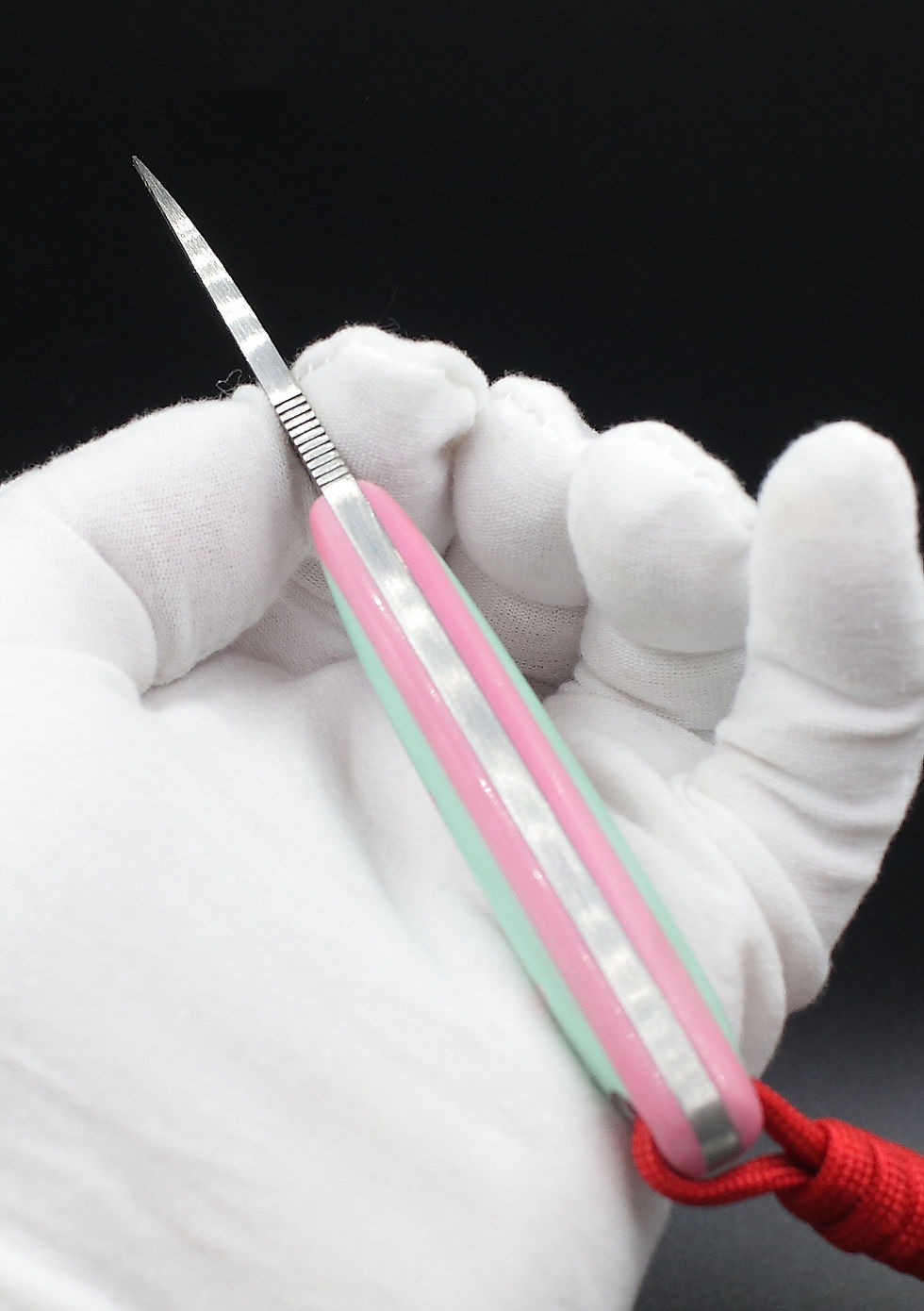 Thumbnail: Tiffany Scalpel