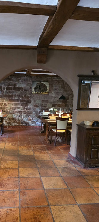 Gewölbe-Gastraum mit Natursteinwand im Restaurant Halbinsel