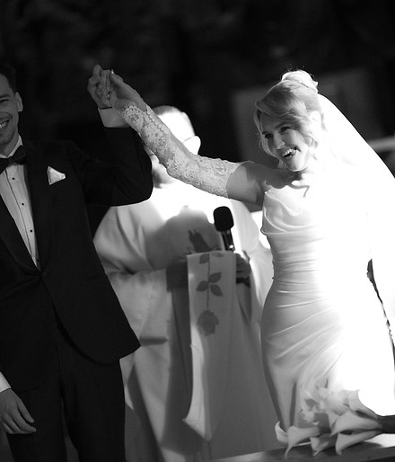 Para młoda trzymająca się za ręce podczas ceremonii ślubnej w kościele - elegancki ślub w Poznaniu