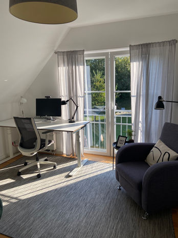 Höhenverstellbarer Schreibtisch im privaten Zimmer zum konzentrierten Arbeiten im Coliving & Coworking Haus in Buxtehude