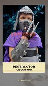 Niño de 8 años vestido de Destructor, con un traje de tela gris, capa de tela morada y con props impresos en 3D (casco, máscara, canilleras) por Emporiowars