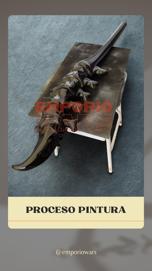 Proceso de pintura de la parte inferior de la guadaña. Base de imprimante y pintura negra brillante.