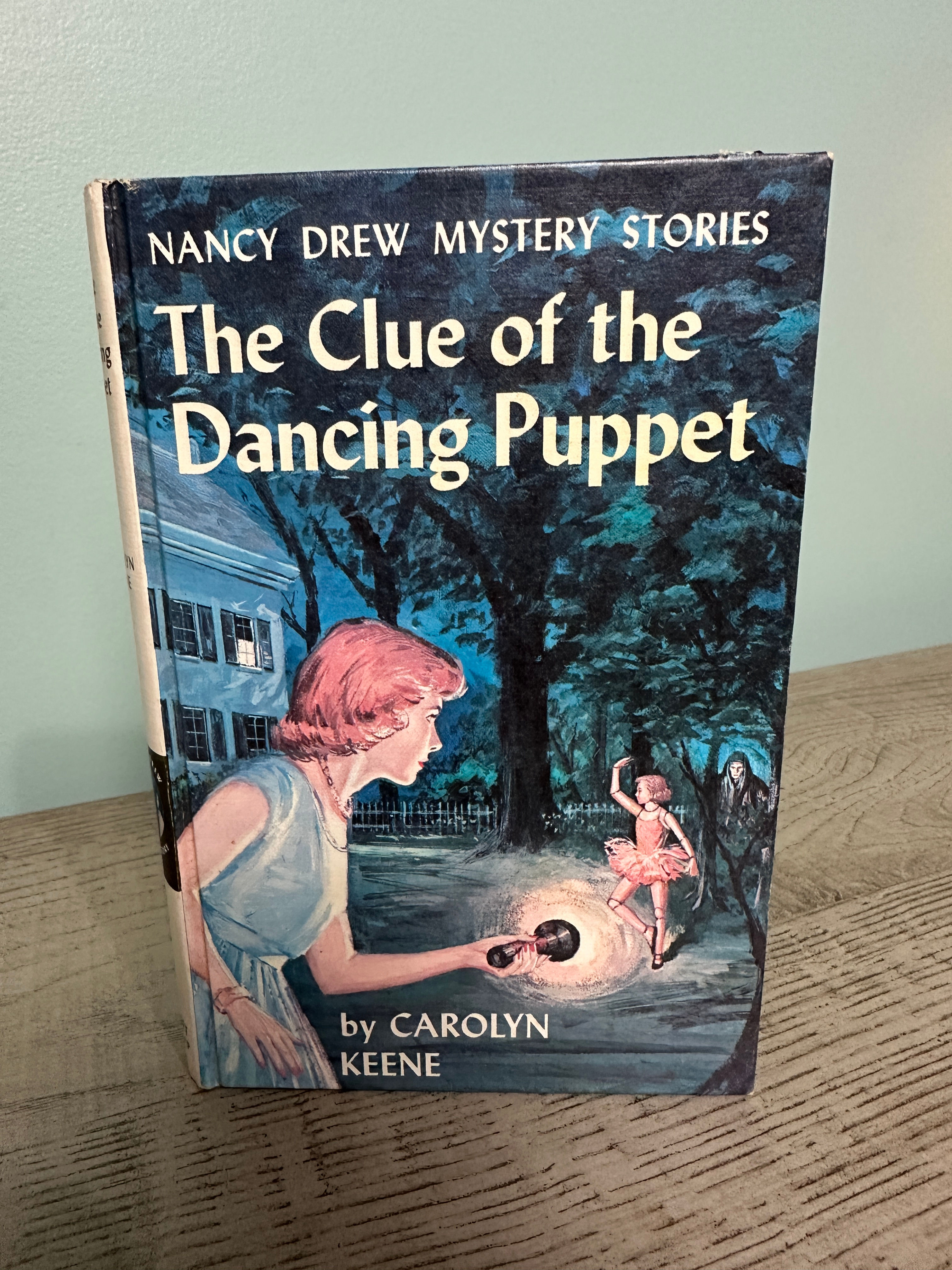 The Clue of the Dancing Puppet (Nancy Drew Mystery Stories)