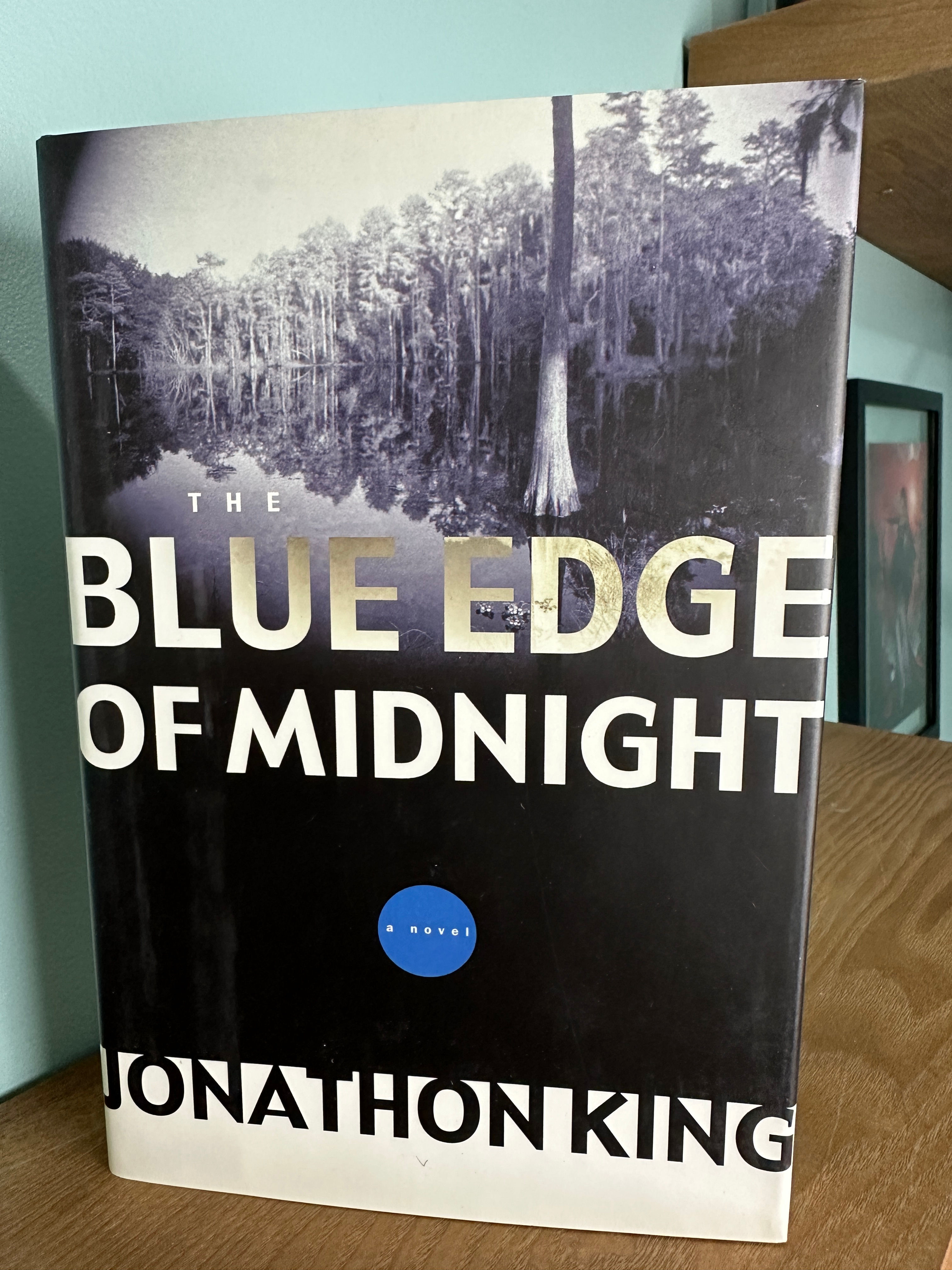 The Blue Edge of Midnight (The Max Freeman Mysteries)