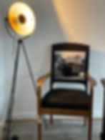 Renoverad stol med ryggstöd i tyg dekorerat med ett gammalt foto av Karlskrona Gamla Stan
