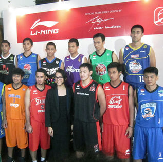 Oscar Lawalata Pamerkan Rancangan Jersey Anyar NBL Musim 2014-2015