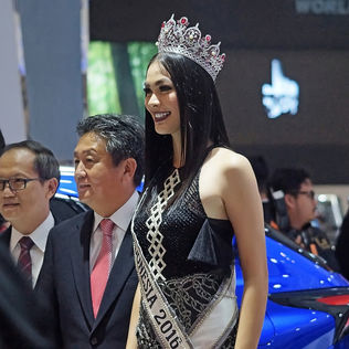 Putri Indonesia 2016 Semarakkan 'Opening Booth' Lexus di GIIAS 2016