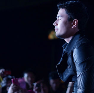 Hangatnya Christian Bautista di The Way You Look at Me Intimate Concert