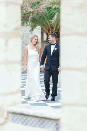 Mariée et marié main dans la main, heureux, extérieur