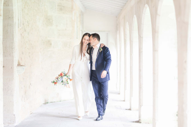 Mariée et marié heureux se tenant par la main