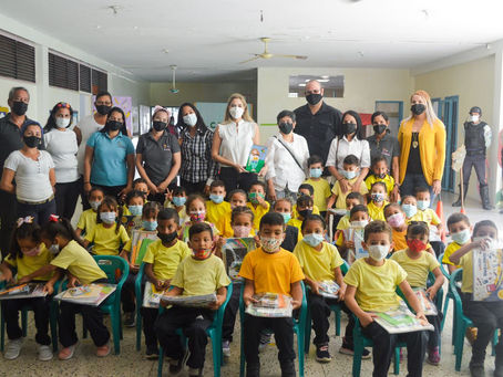Pareja municipal entregó útiles escolares en las escuelas de Mariño