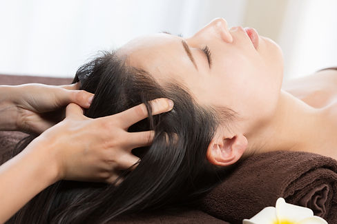 The woman is having a head massage..jpg