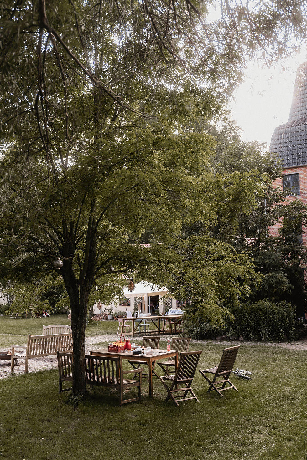 Rustikale Gartenlocation mit Holztischen und viel Natur – perfekte Kulisse für Hochzeitsfilme rund um Frankfurt und den Taunus.