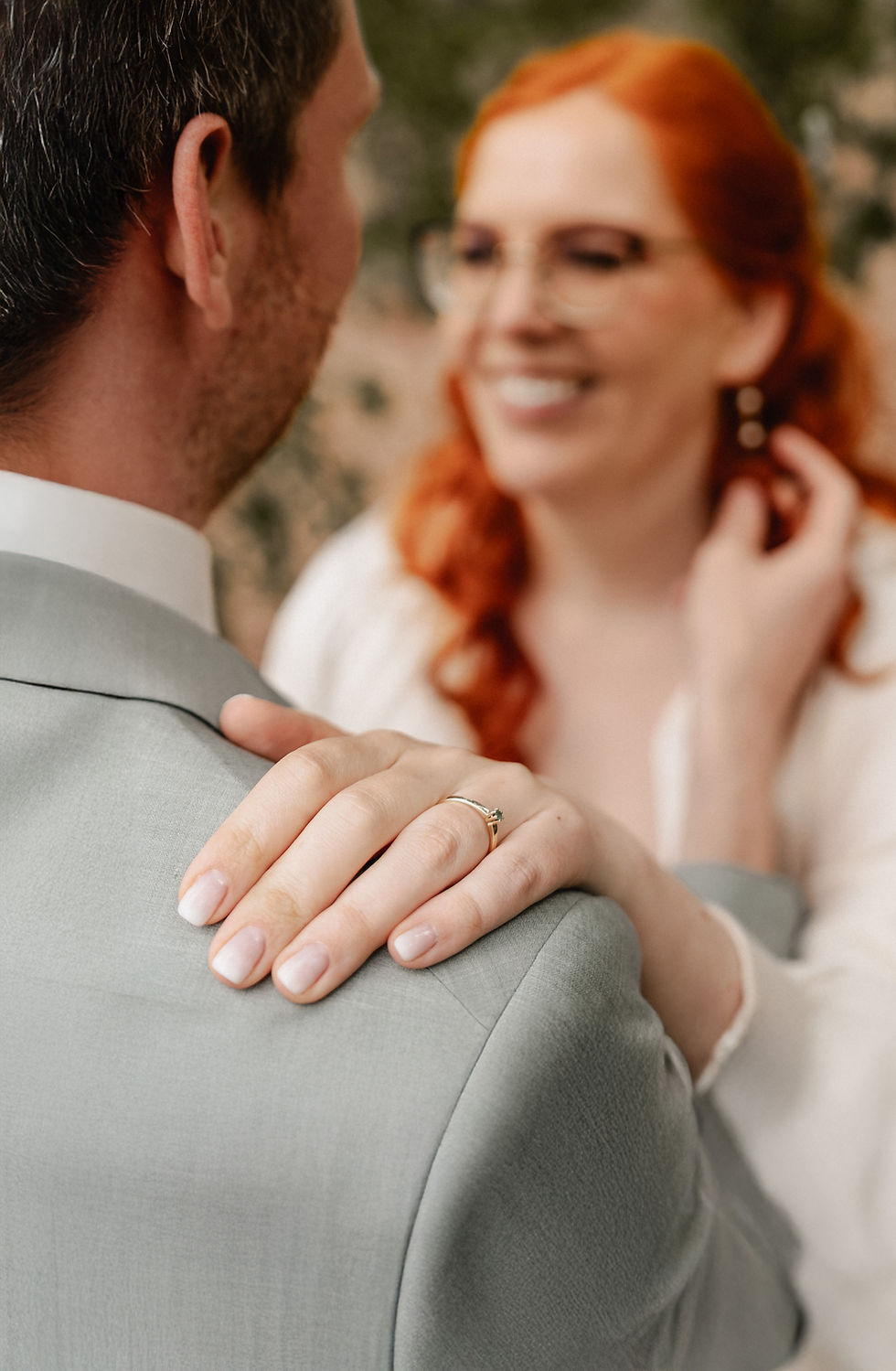 Brautpaar beim Kuss in der Sonne – Hochzeitsvideograf Stuttgart