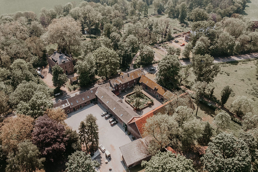 Drohnenaufnahme einer historischen Hofanlage im Grünen nahe Mainz – atmosphärische Location für natürliche Hochzeitsvideos.