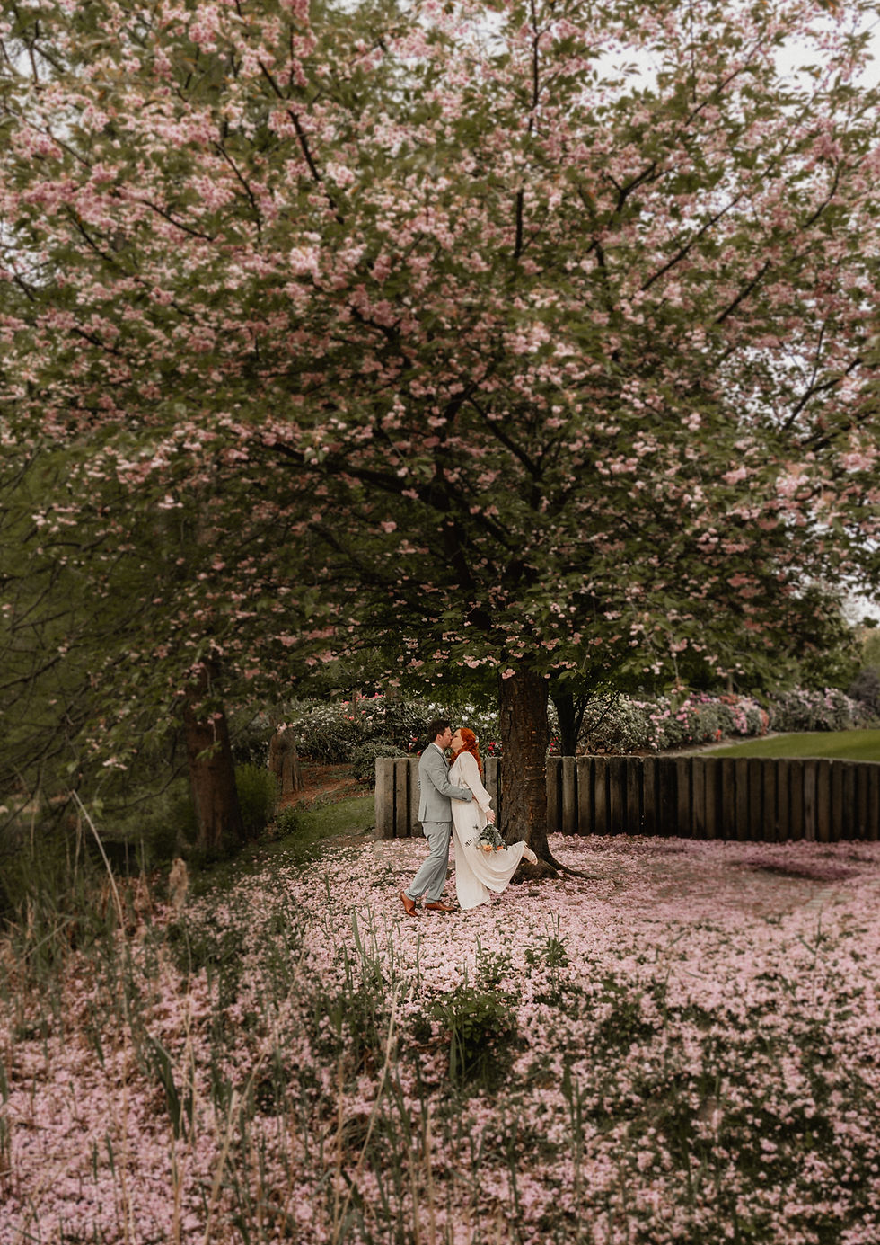 Braut und ihre Freundinnen feiern ausgelassen vor einer historischen Location – lebendige Szene für Hochzeitsfilme in Leipzig.