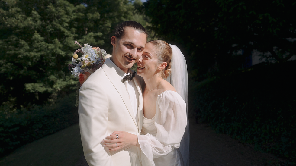 Emotionales Brautpaarportrait im Grünen – natürliche, intime Szene für Hochzeitsvideo aus Bochum.
