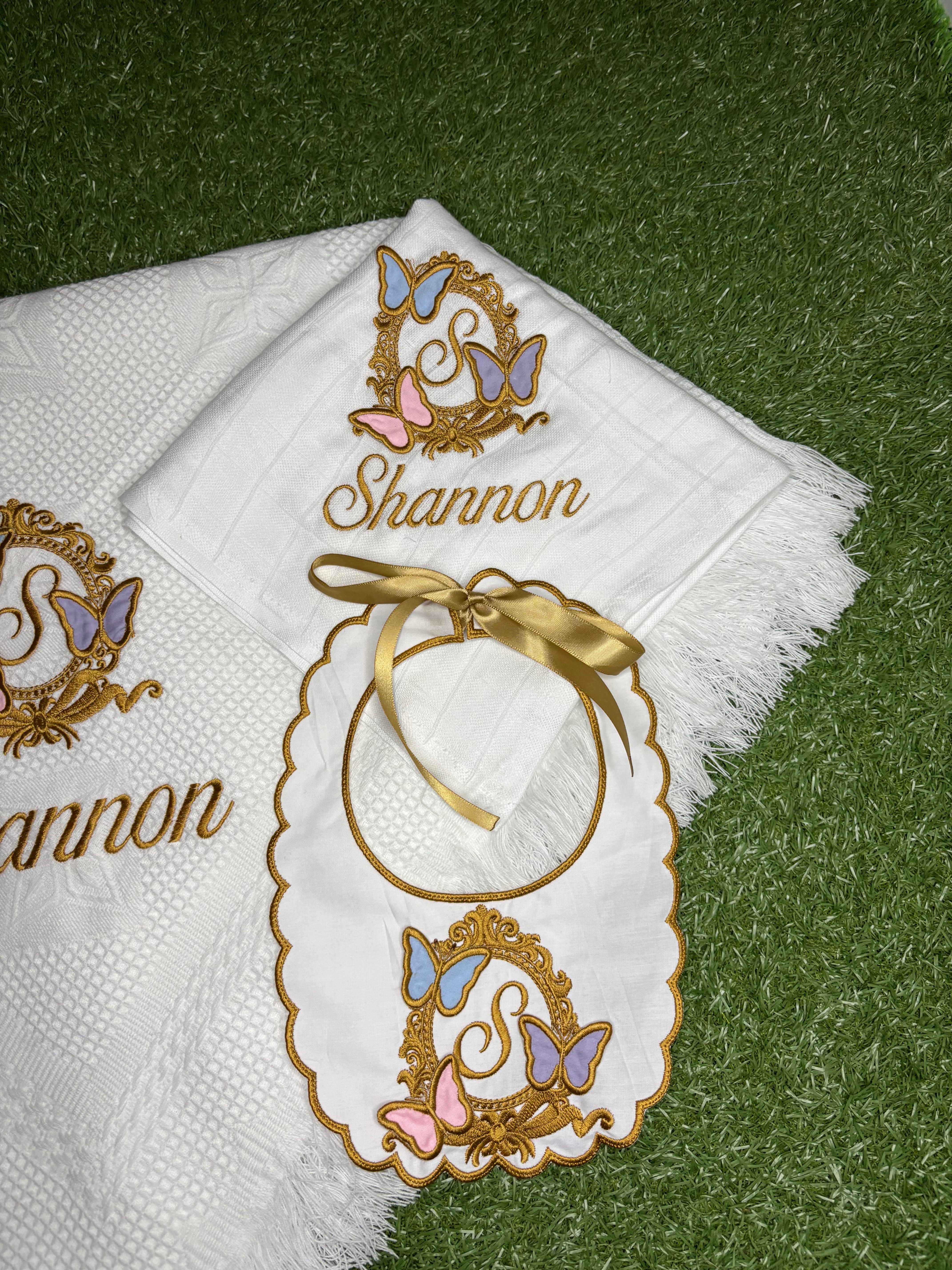 3D Butterfly Bow Crest Scalloped Bib & Muslin Set