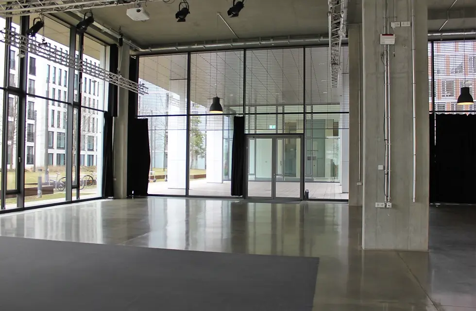 Moderne Eventlocation mit großen Fenstern