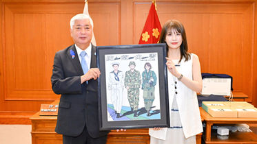 「防衛白書」表紙をヨシフクホノカが描き下ろし、防衛大臣と面会